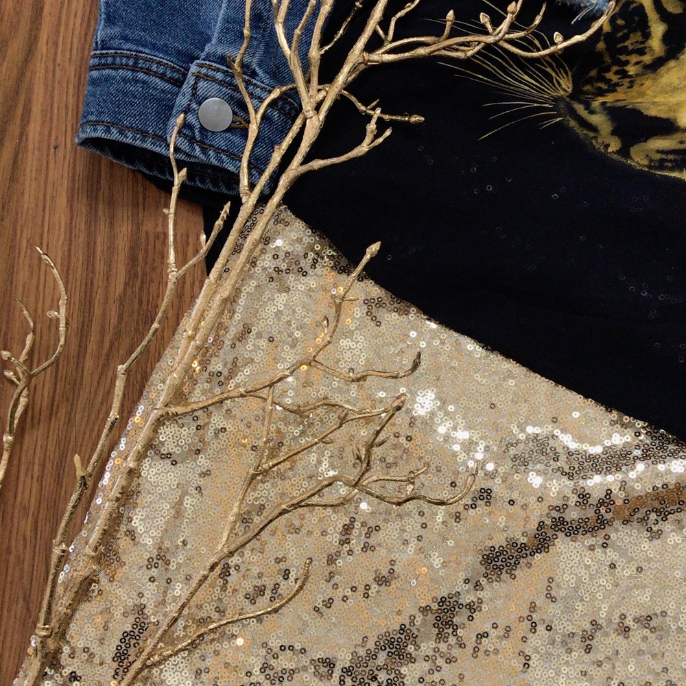 HP✨Gorgeous gold sequin mini skirt - Picture 7 of 8